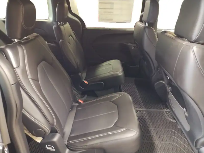 2027 Chrysler Pacifica Select, černá, dovoz Kanada — foto 10 z 12