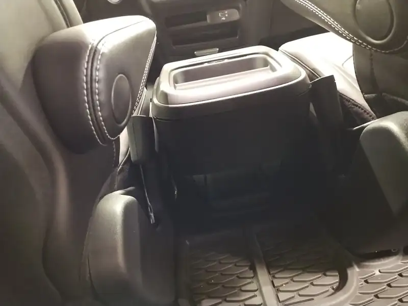 2027 Chrysler Pacifica Select, černá, dovoz Kanada — foto 11 z 12