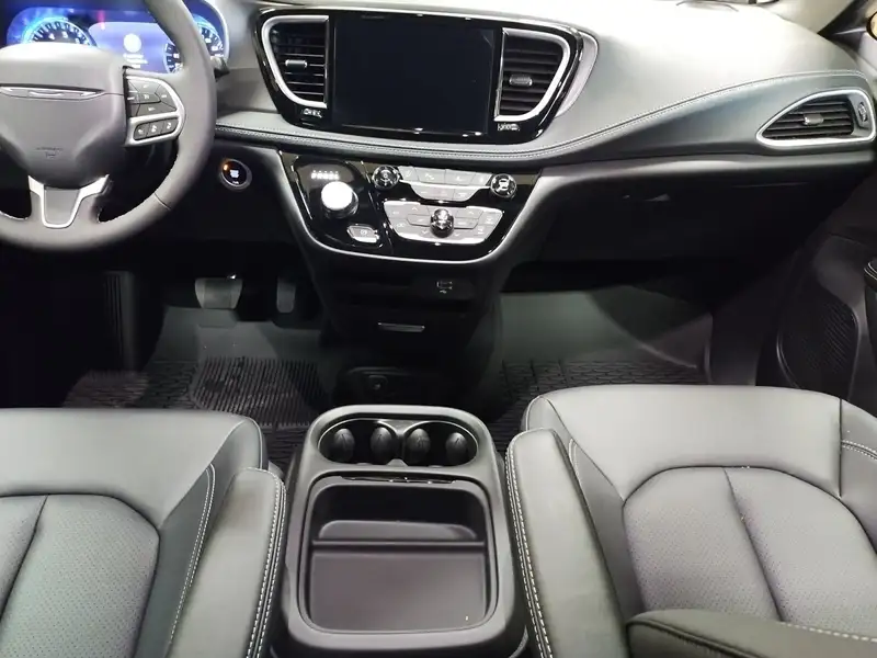 2027 Chrysler Pacifica Select, černá, dovoz Kanada — foto 12 z 12