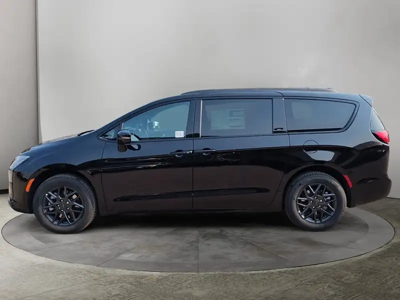 2027 Chrysler Pacifica Select, černá, dovoz Kanada — foto 2 z 12