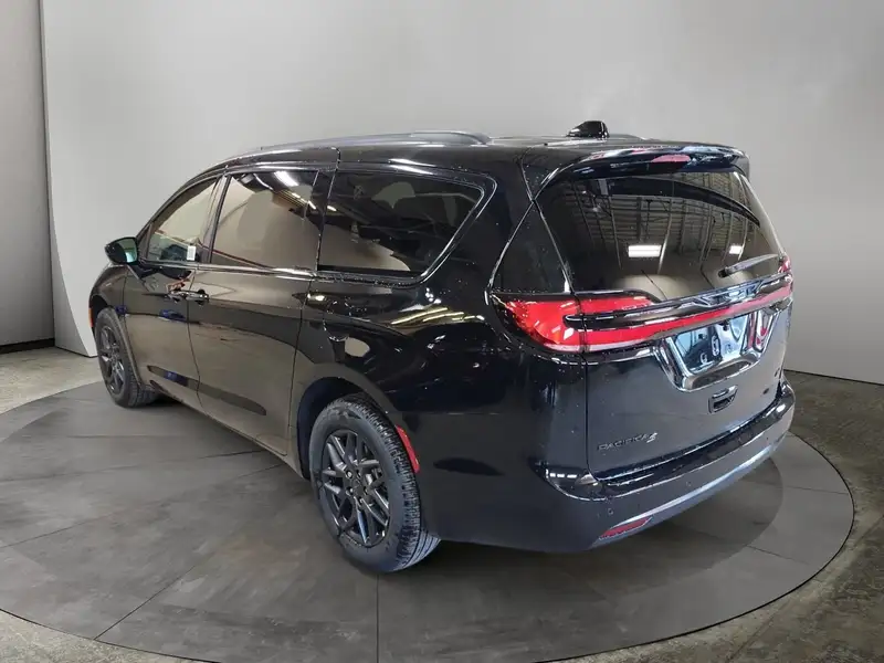 2027 Chrysler Pacifica Select, černá, dovoz Kanada — foto 3 z 12