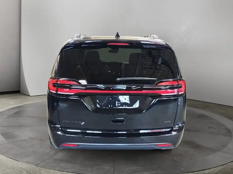 2027 Chrysler Pacifica Select, černá, dovoz Kanada — foto 4 z 12