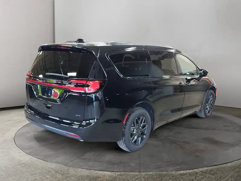 2027 Chrysler Pacifica Select, černá, dovoz Kanada — foto 5 z 12