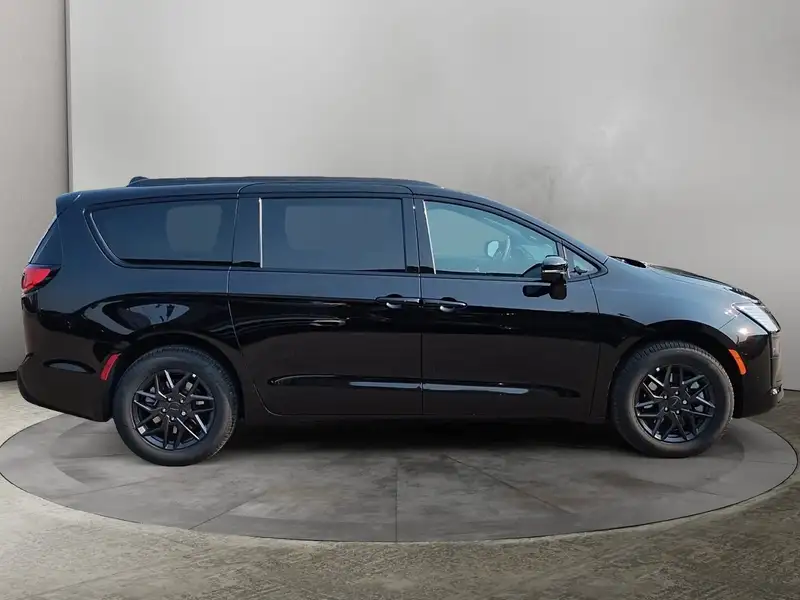2027 Chrysler Pacifica Select, černá, dovoz Kanada — foto 6 z 12