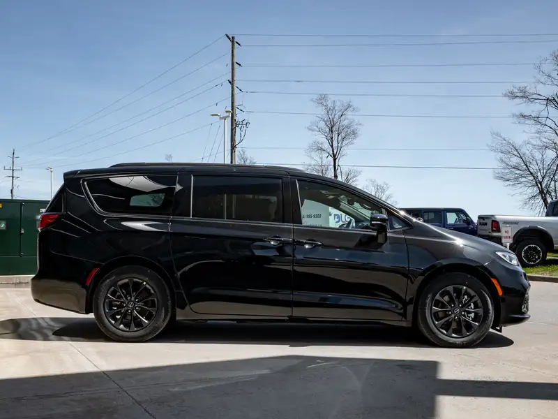 2026 Chrysler Pacifica Select, černá, dovoz Kanada — foto 11 z 12