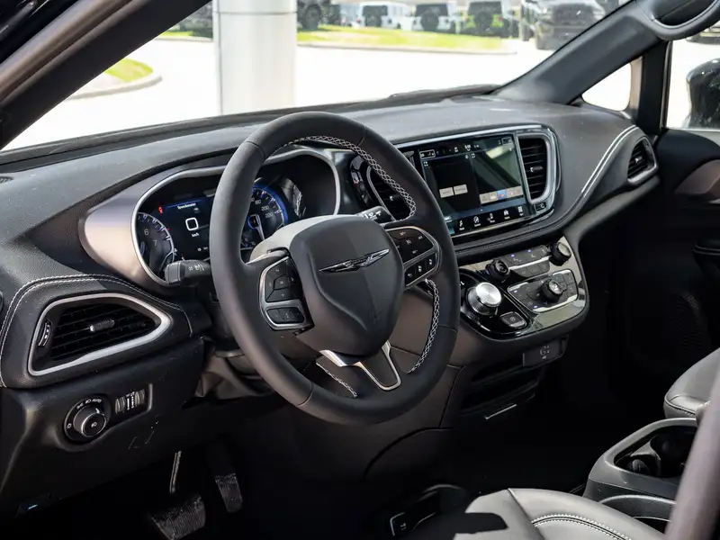 2026 Chrysler Pacifica Select, černá, dovoz Kanada — foto 3 z 12