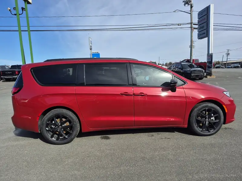 2026 Chrysler Pacifica SELECT, červená, 0 km, dovoz Kanada — foto 5 z 12