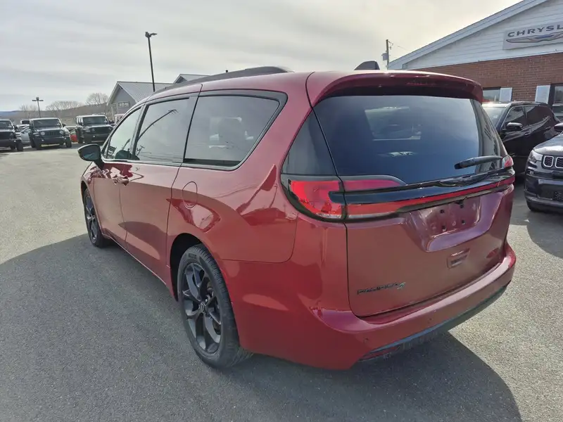 2026 Chrysler Pacifica SELECT, červená, 0 km, dovoz Kanada — foto 7 z 12