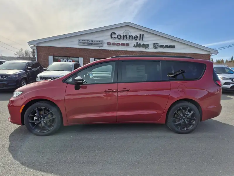 2026 Chrysler Pacifica SELECT, červená, 0 km, dovoz Kanada — foto 8 z 12