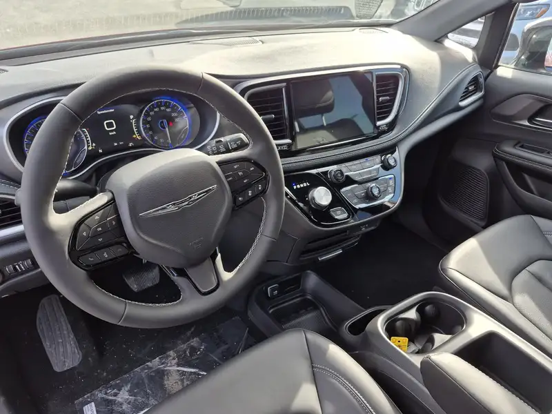 2026 Chrysler Pacifica SELECT, červená, 0 km, dovoz Kanada — foto 9 z 12