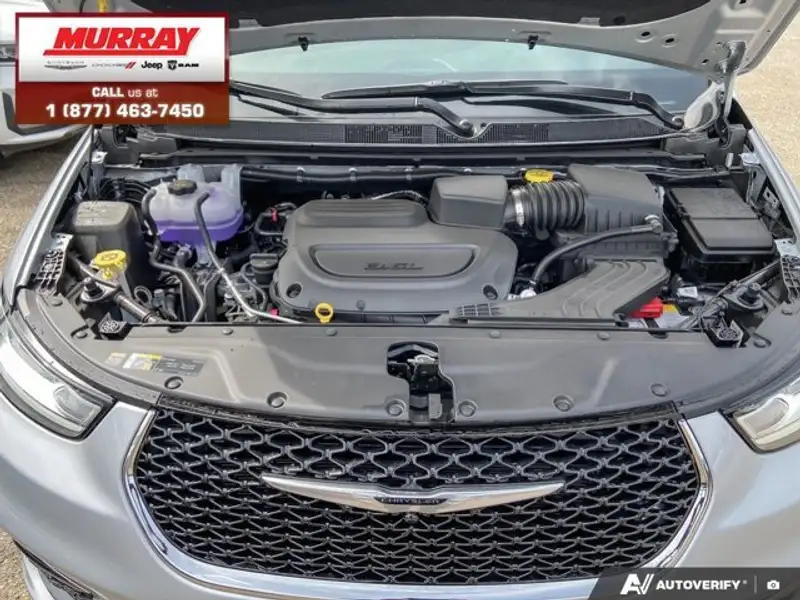 2026 Chrysler Pacifica Select, stříbrná, 10 km, dovoz Kanada — foto 10 z 12