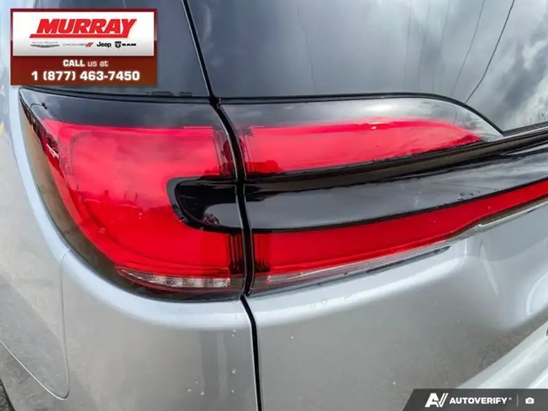 2026 Chrysler Pacifica Select, stříbrná, 10 km, dovoz Kanada — foto 11 z 12