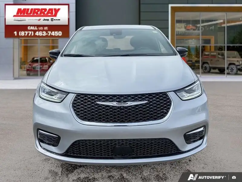 2026 Chrysler Pacifica Select, stříbrná, 10 km, dovoz Kanada — foto 2 z 12