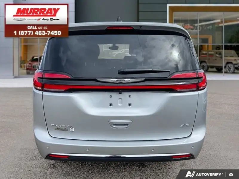 2026 Chrysler Pacifica Select, stříbrná, 10 km, dovoz Kanada — foto 5 z 12