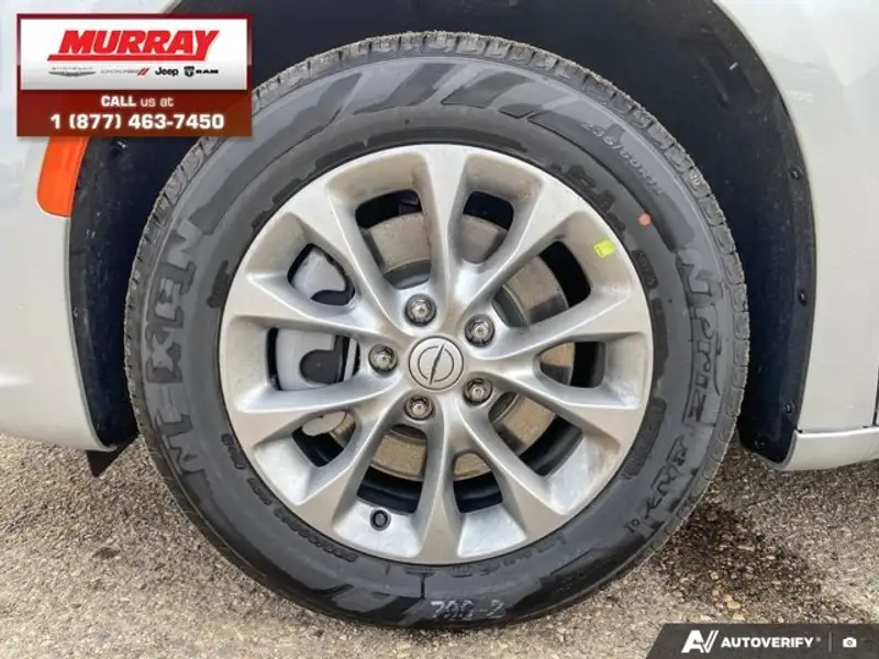 2026 Chrysler Pacifica Select, stříbrná, 10 km, dovoz Kanada — foto 6 z 12