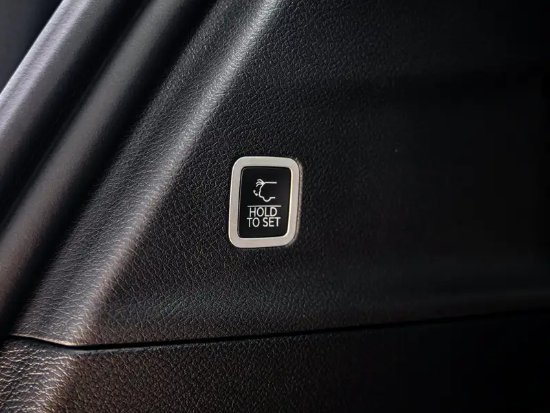2027 Chrysler Pacifica Select, černá, dovoz Kanada — foto 10 z 12