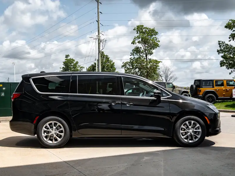 2027 Chrysler Pacifica Select, černá, dovoz Kanada — foto 11 z 12