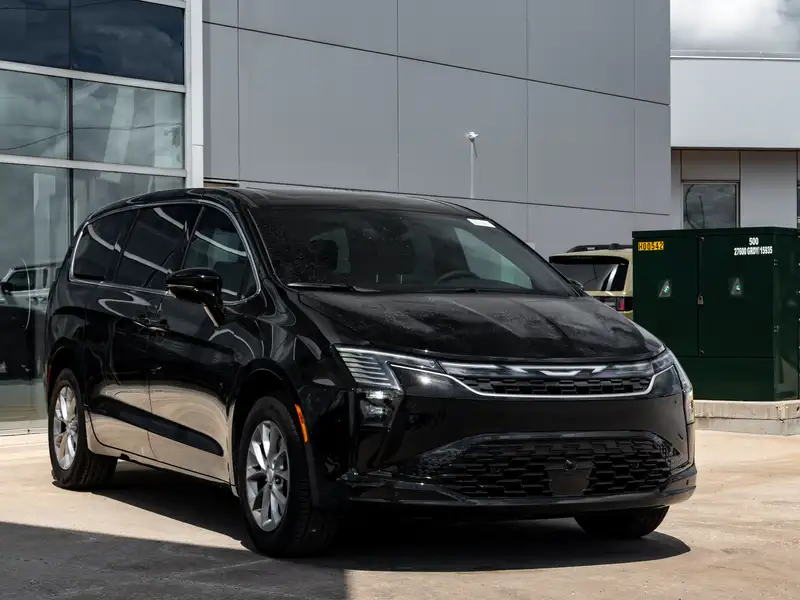 2027 Chrysler Pacifica Select, černá, dovoz Kanada — foto 12 z 12
