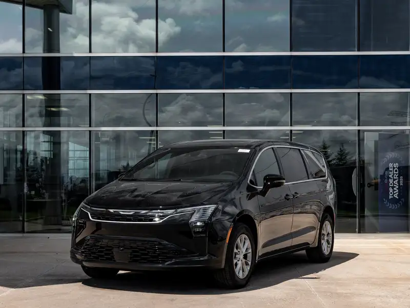 2027 Chrysler Pacifica Select, černá, dovoz Kanada — foto 2 z 12