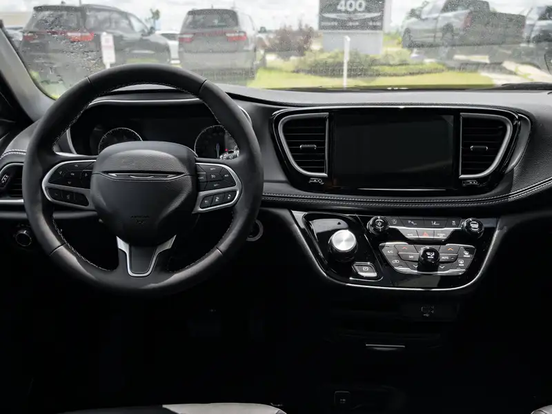 2027 Chrysler Pacifica Select, černá, dovoz Kanada — foto 3 z 12
