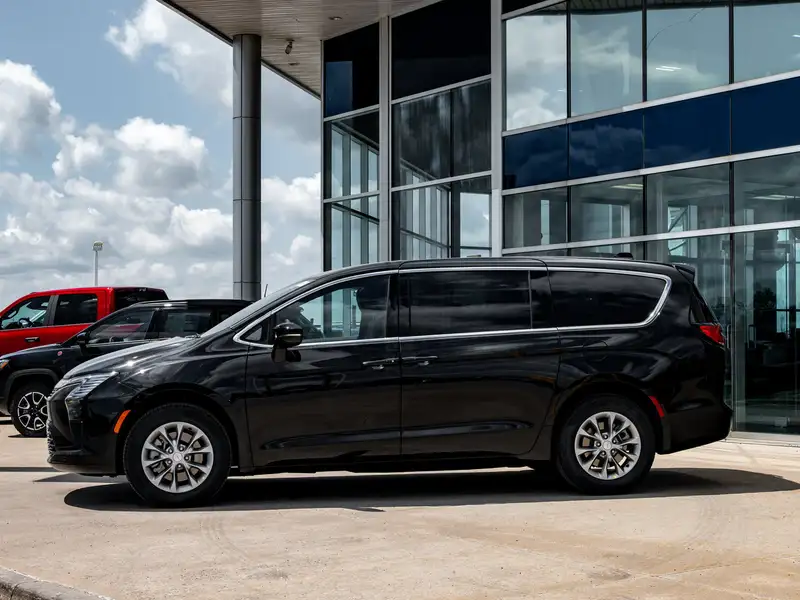 2027 Chrysler Pacifica Select, černá, dovoz Kanada — foto 5 z 12