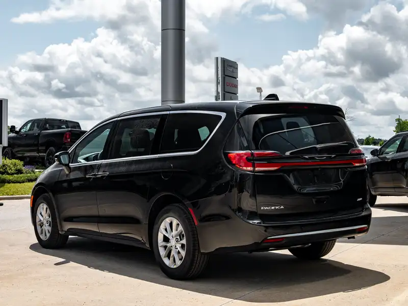 2027 Chrysler Pacifica Select, černá, dovoz Kanada — foto 6 z 12