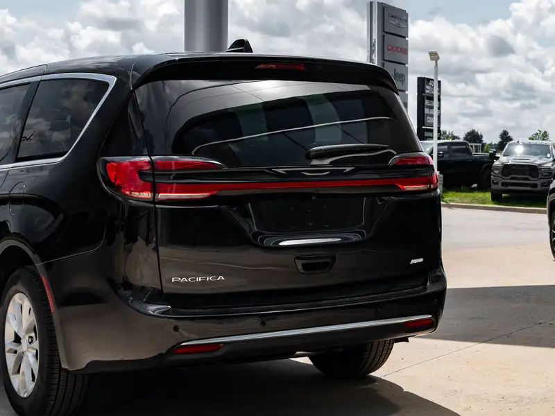 2027 Chrysler Pacifica Select, černá, dovoz Kanada — foto 7 z 12