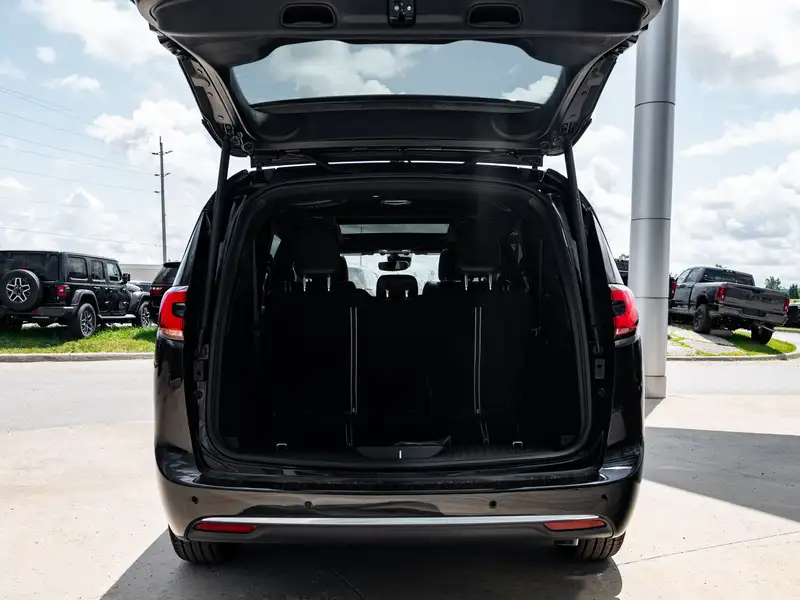 2027 Chrysler Pacifica Select, černá, dovoz Kanada — foto 8 z 12