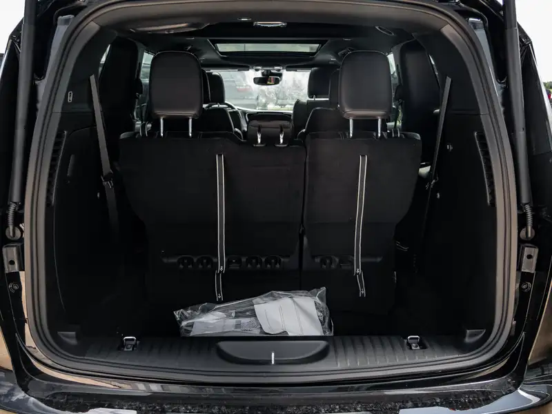 2027 Chrysler Pacifica Select, černá, dovoz Kanada — foto 9 z 12