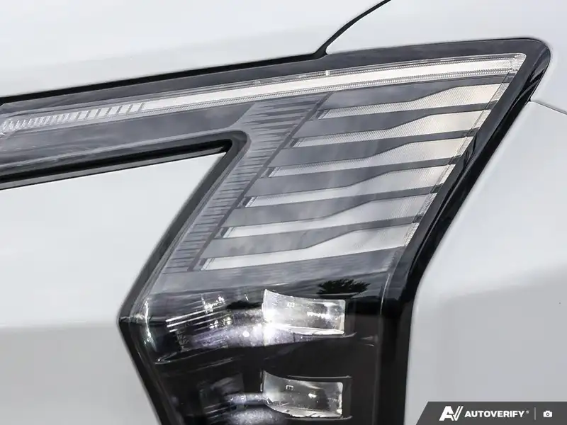 2027 Chrysler Pacifica Select, bílá, dovoz Kanada — foto 10 z 12