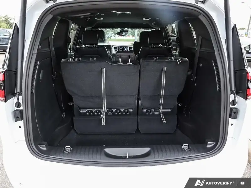 2027 Chrysler Pacifica Select, bílá, dovoz Kanada — foto 11 z 12