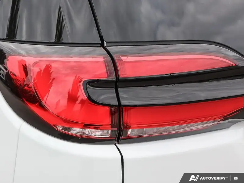 2027 Chrysler Pacifica Select, bílá, dovoz Kanada — foto 12 z 12
