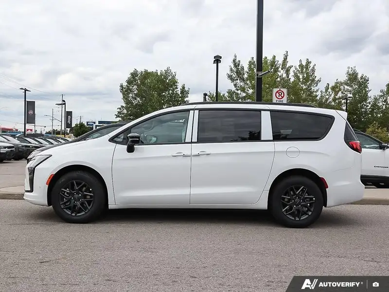 2027 Chrysler Pacifica Select, bílá, dovoz Kanada — foto 3 z 12