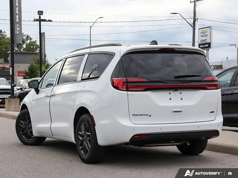 2027 Chrysler Pacifica Select, bílá, dovoz Kanada — foto 4 z 12