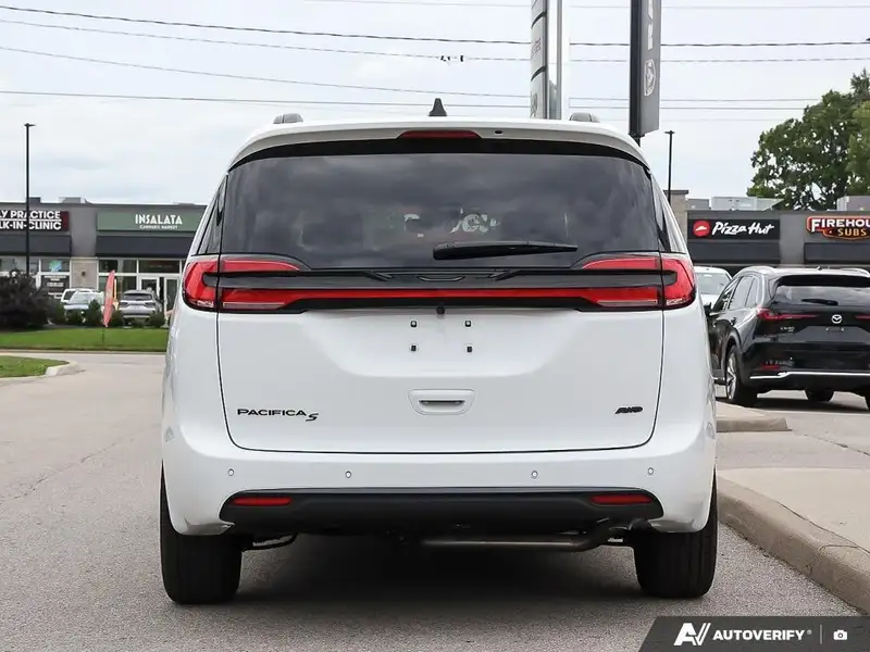 2027 Chrysler Pacifica Select, bílá, dovoz Kanada — foto 5 z 12