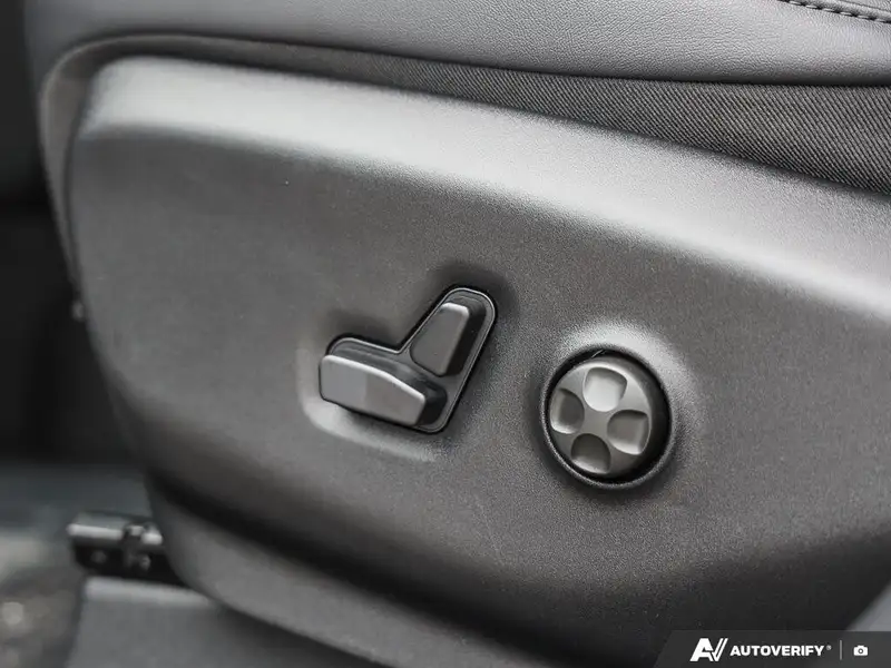 2027 Chrysler Pacifica Select, bílá, dovoz Kanada — foto 8 z 12