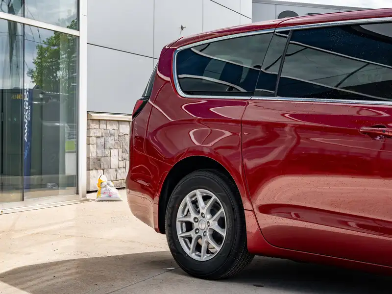 2027 Chrysler Pacifica Select, červená, dovoz Kanada — foto 10 z 12