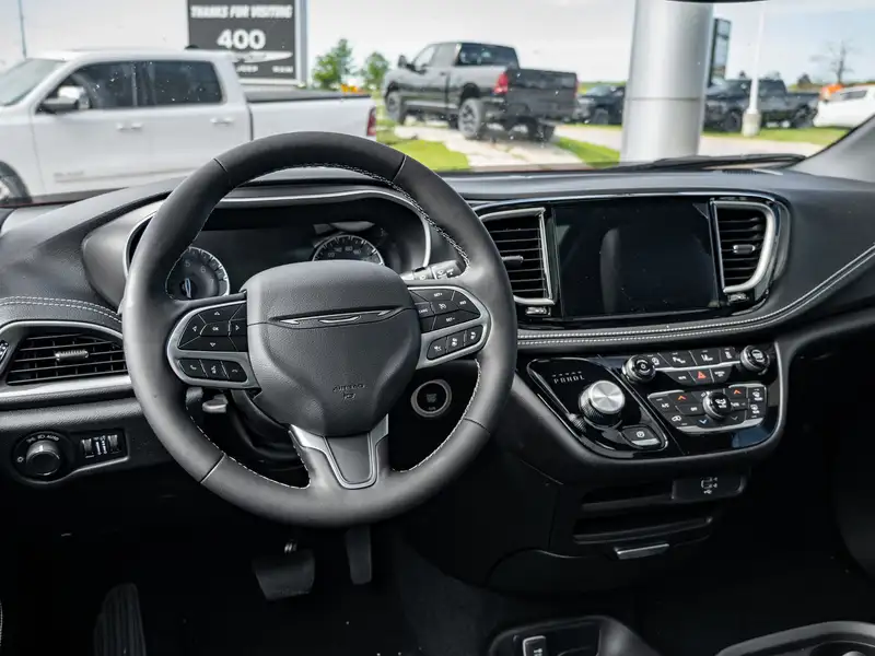 2027 Chrysler Pacifica Select, červená, dovoz Kanada — foto 3 z 12