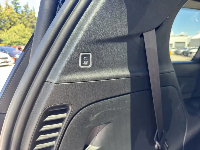 2027 Chrysler Pacifica, černá, dovoz Kanada — foto 10 z 12