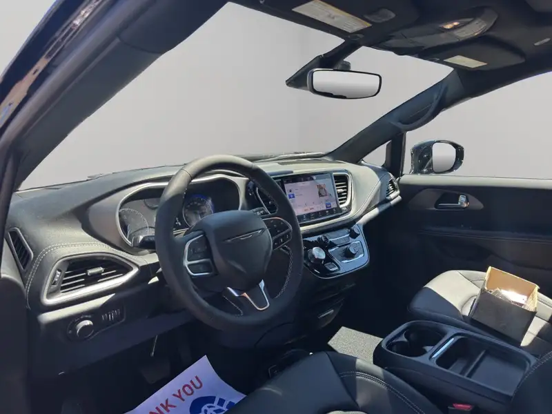 2027 Chrysler Pacifica, černá, dovoz Kanada — foto 11 z 12