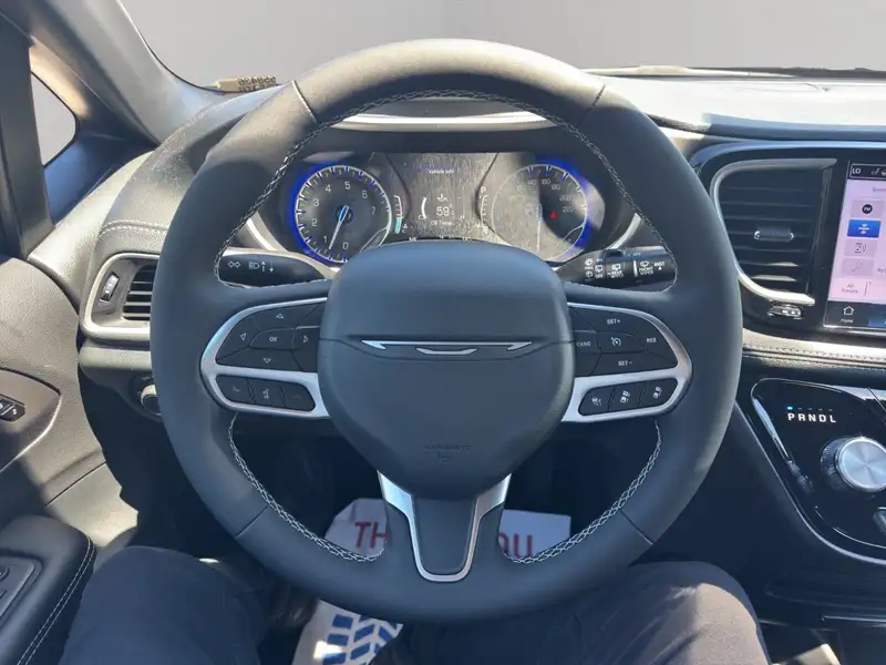 2027 Chrysler Pacifica, černá, dovoz Kanada — foto 12 z 12