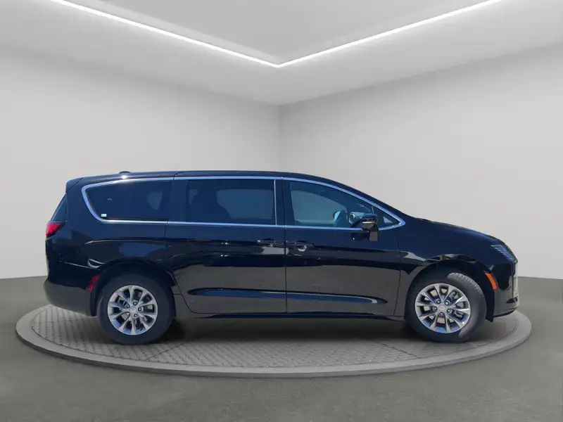 2027 Chrysler Pacifica, černá, dovoz Kanada — foto 3 z 12