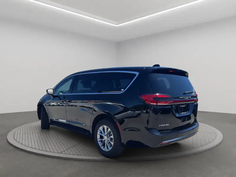 2027 Chrysler Pacifica, černá, dovoz Kanada — foto 4 z 12