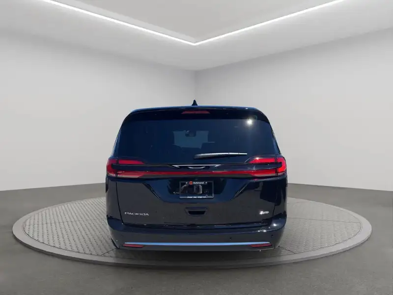 2027 Chrysler Pacifica, černá, dovoz Kanada — foto 5 z 12