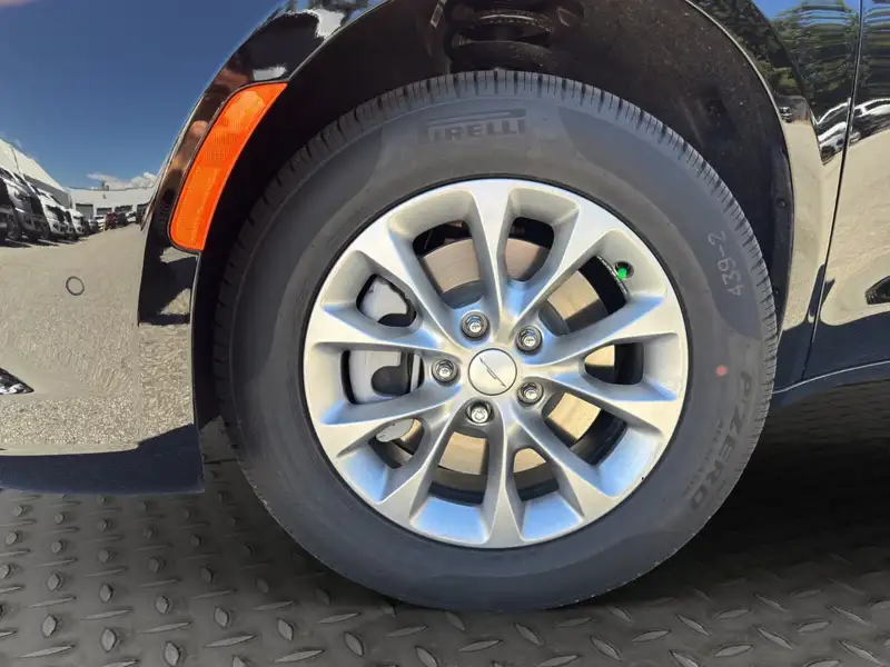2027 Chrysler Pacifica, černá, dovoz Kanada — foto 6 z 12