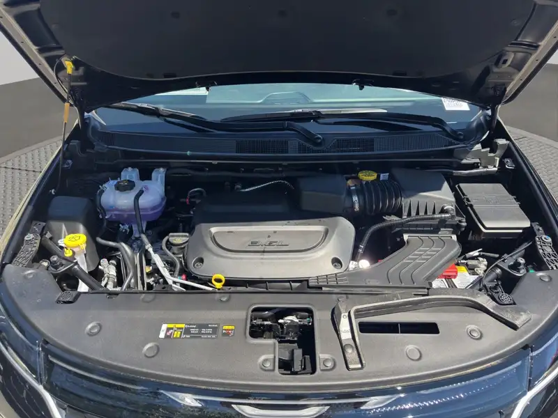 2027 Chrysler Pacifica, černá, dovoz Kanada — foto 7 z 12