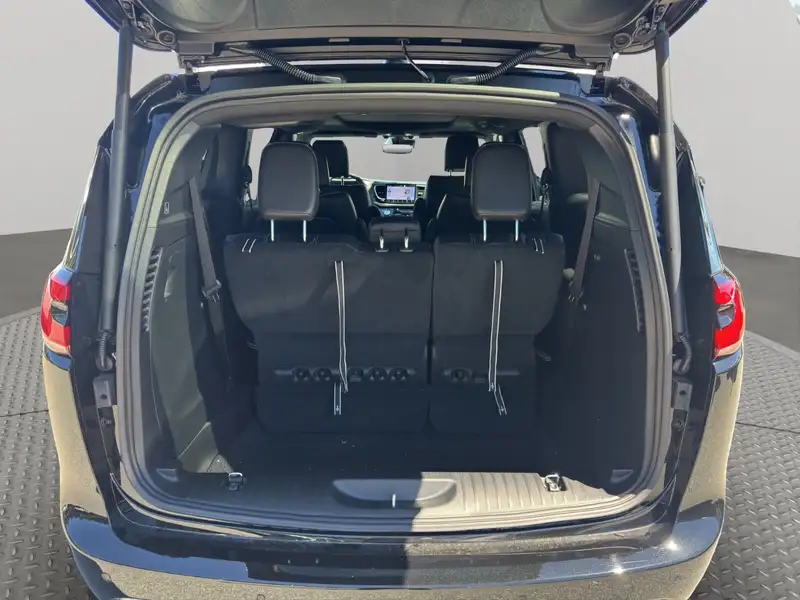 2027 Chrysler Pacifica, černá, dovoz Kanada — foto 8 z 12