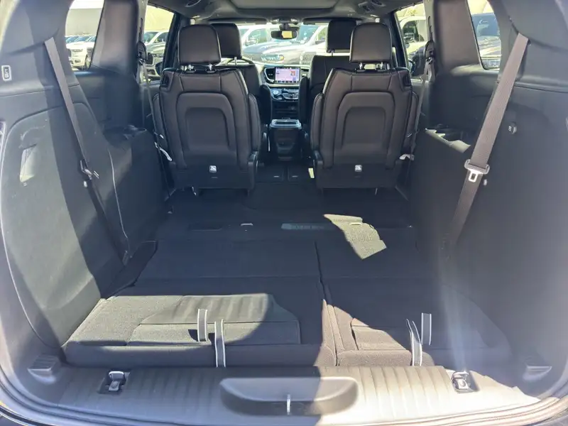 2027 Chrysler Pacifica, černá, dovoz Kanada — foto 9 z 12