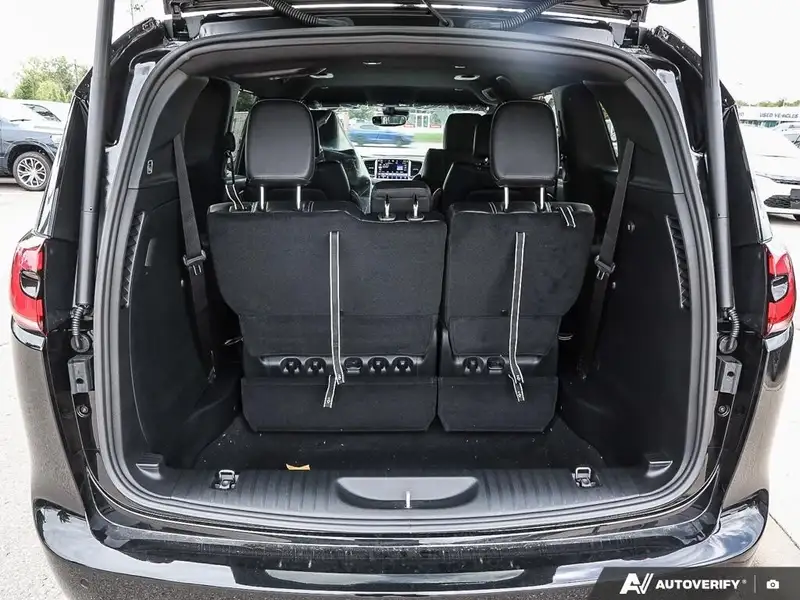 2027 Chrysler Pacifica Select, černá, dovoz Kanada — foto 11 z 12