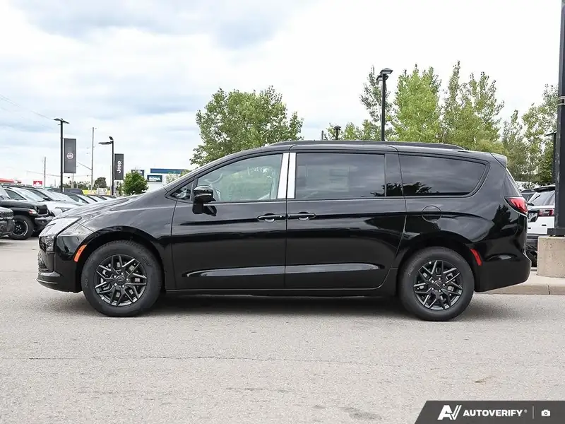 2027 Chrysler Pacifica Select, černá, dovoz Kanada — foto 3 z 12